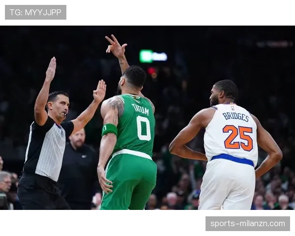 欧文无球跑动拉开空间，主导进攻改变防守布局